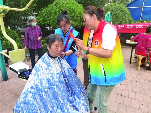 为老人免费理发